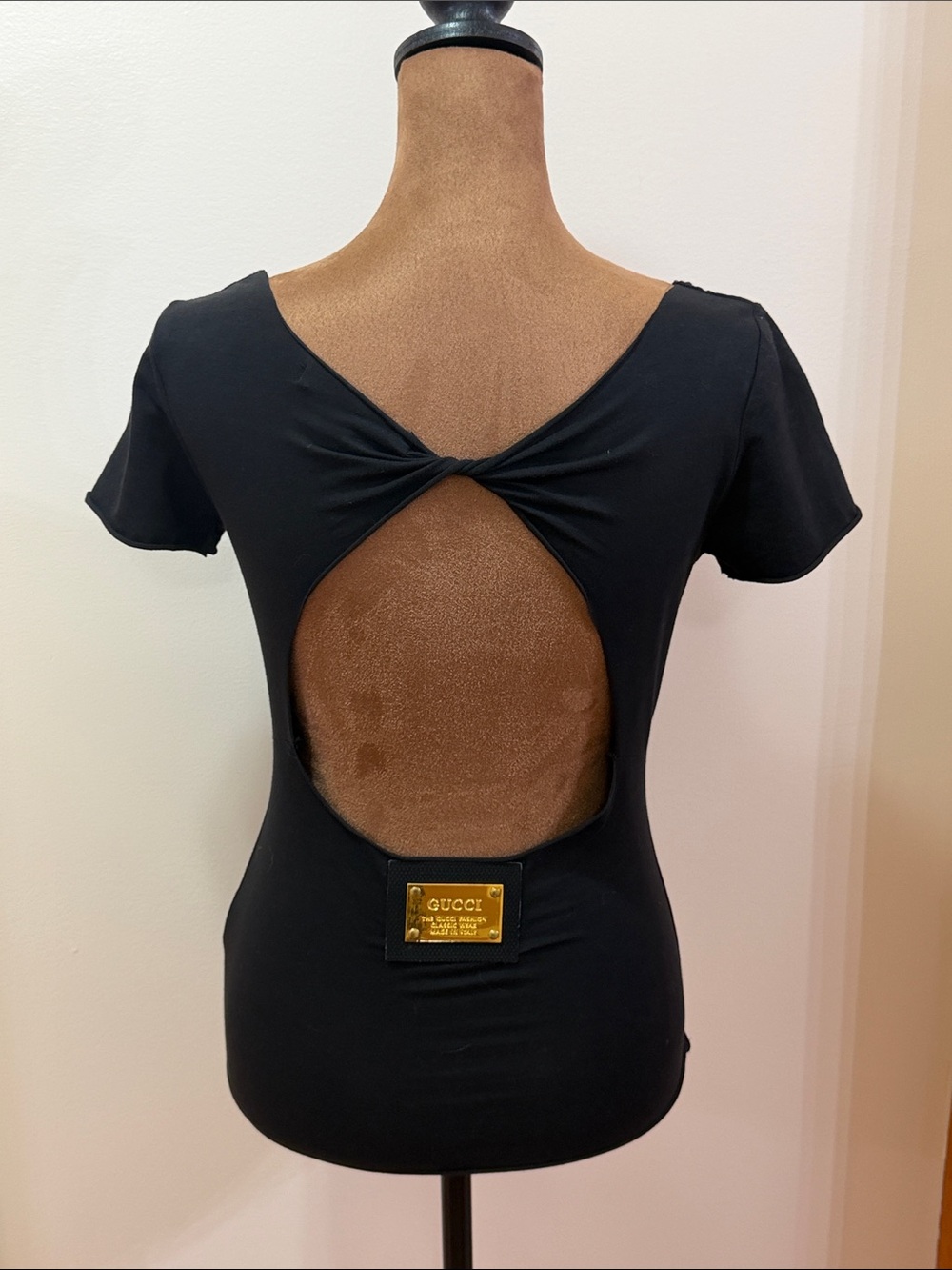 NWOT Venminer Black Short-Sleeve Backless Cutout Top with Gold Plaque Size Small